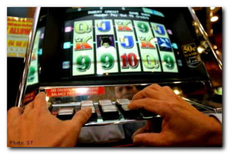 €860 Daily freeroll slot tournament at Genesis Casino