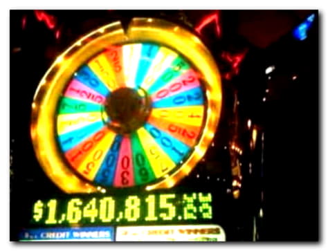 £485 Daily freeroll slot tournament at Royal Panda Casino