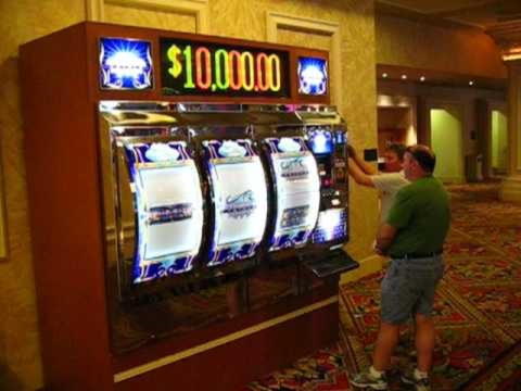 €230 Daily freeroll slot tournament at Casino Action